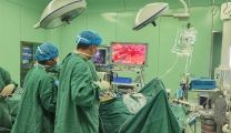 六旬病人肝上长肿瘤，腹腔镜下切除左半肝