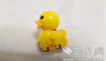 【荆楚网】宝宝“小黄鸭”卡进咽喉危在旦夕 医生生死时速巧取异物