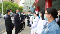 市领导来院慰问支援上海、长春医疗队员家庭