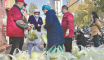 《襄阳日报》爱心蔬菜送医护人员