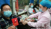 【荆楚网】数九寒天 医护人员撸袖献“热血”