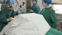 仁心医者施妙术  残存视力添光明