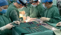 【荆楚网】心胸外科医生巧施“绣花功” 妙手为65岁老人“修”心脏