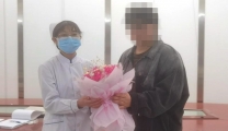 鲜花送天使 花美情更暖