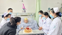 90岁老人病房过生日，医护人员送祝福
