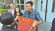 《襄阳晚报》大学生挺身施救不留名   列车员寻找41天见恩人