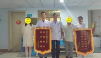 一片真心，两面锦旗，三方信赖