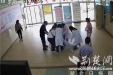 【荆楚网】癫痫病人突发晕厥 医护人员紧急施救