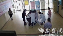 【荆楚网】癫痫病人突发晕厥 医护人员紧急施救