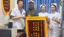 眼里看的是病 心里装的是人