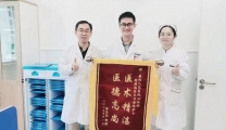 特殊快递寄托医患情  一面锦旗承载大使命