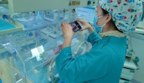 《荆楚网》医护人员制作早产宝宝“成长手册” 记录患儿成长点滴