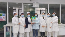 少女用微小积木，拼出最美“小龙人”