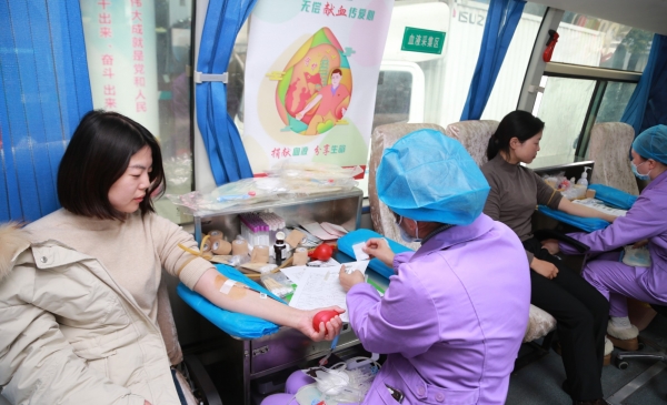 襄阳市第一人民医院职工踊跃参加无偿献血活动