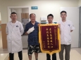 男子开车门挤断手指，医生争分夺秒成功再植
