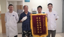 男子开车门挤断手指，医生争分夺秒成功再植