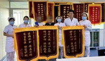 温情暖病患，三面锦旗赠医护