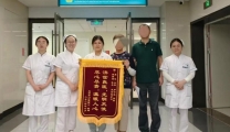 医护救治无言   患者感恩有声