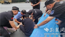 【荆楚网】路遇车祸现场 襄阳一医院院长现场救人