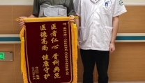 千里摩旅结奇缘，医术仁心助康复