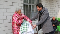 困难群众系心头，节前慰问送温暖