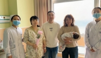 妇女节送温暖，鲜花赠“准妈妈”