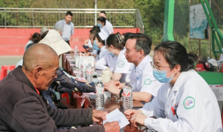 健康集市进峪山  专家义诊暖民心