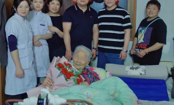 跨越距离的守护：95 岁老人家中的“移动诊室”