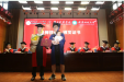 【襄阳融媒】毕业典礼上！襄阳硕士奶爸抱着萌宝上台