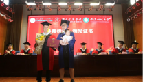 【襄阳融媒】毕业典礼上！襄阳硕士奶爸抱着萌宝上台