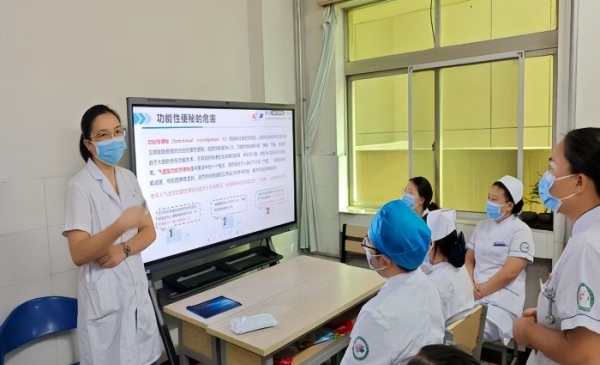 中西结合解顽固便秘，七旬奶奶送锦旗致谢