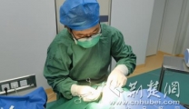 【荆楚网】襄阳援藏医疗队未启先援 藏族老奶奶先享“光明”